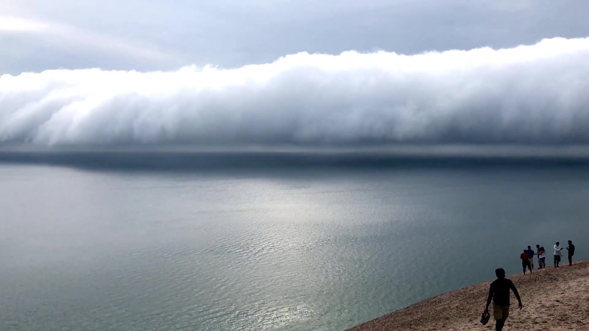 密歇根湖连续的三条滚轴云过境 3 roll clouds in a row over lake