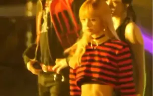 Descargar video: 【Lisa】刚出道的Lisa，是多少人心中神级舞台！