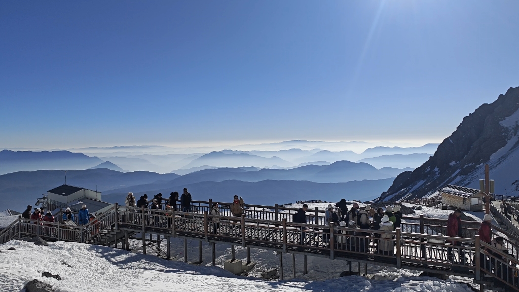 玉龙雪山 非常美 白雪皑皑 在阳光的照射下好刺眼呀