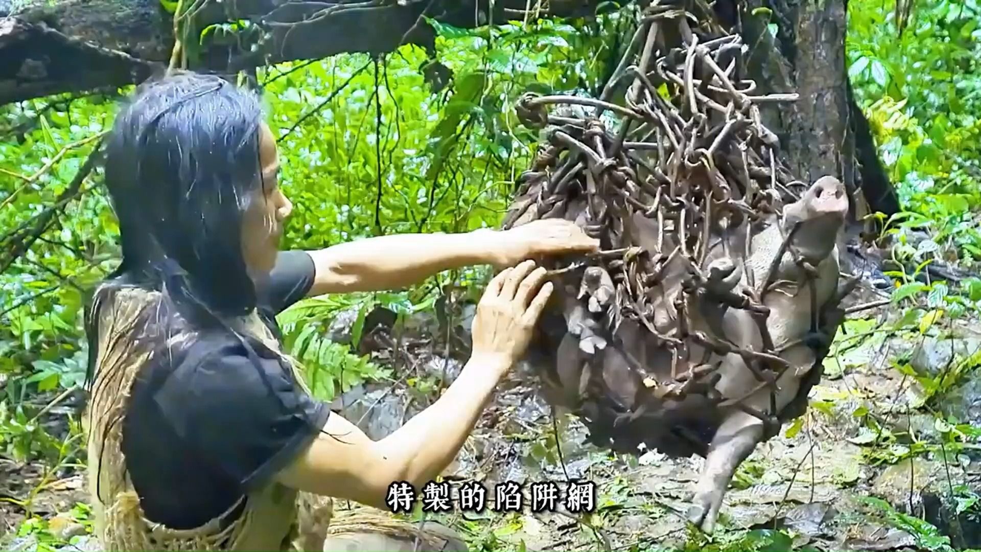 [图]捕猎上百斤的野猪肉，整天愁着该如何烹饪和料理《铁男勇闯荒野》