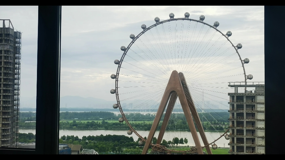 南京河西,非常著名的地标摩天轮对面无敌视野开阔江景,两卧室一储物间