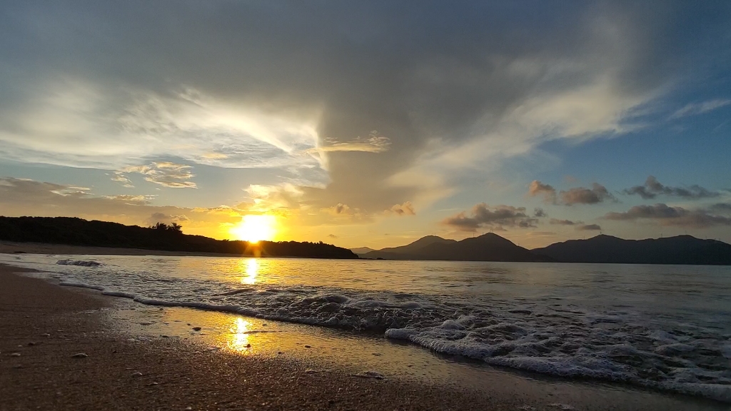 想与你携手,在夕阳下,在沙滩边