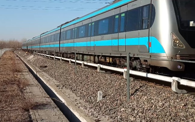 【中国铁路】天津地铁三号线小淀站列车进出站._哔哩哔哩_bilibili