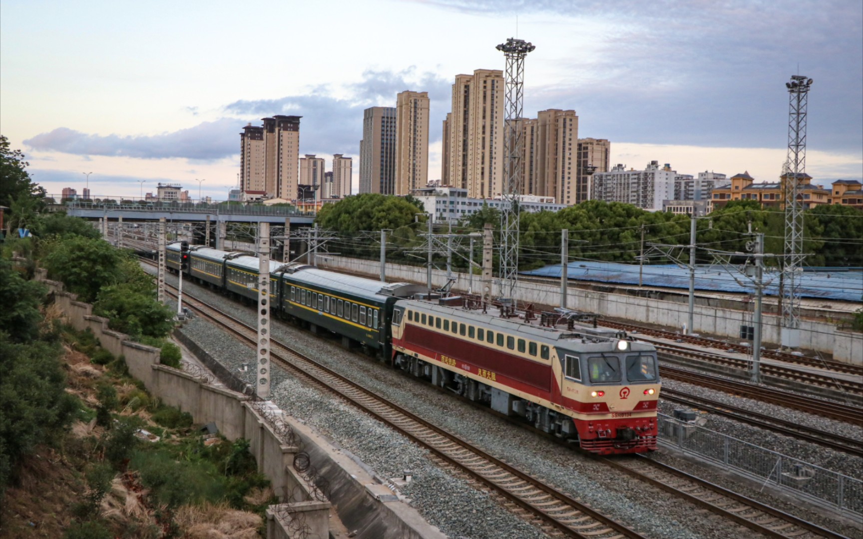 【阳安铁路】西局西段ss7c-0134牵引4901次(安康——略阳)汉中站发车