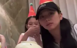 JENNIE用Jisoo的唇膏偷感好重