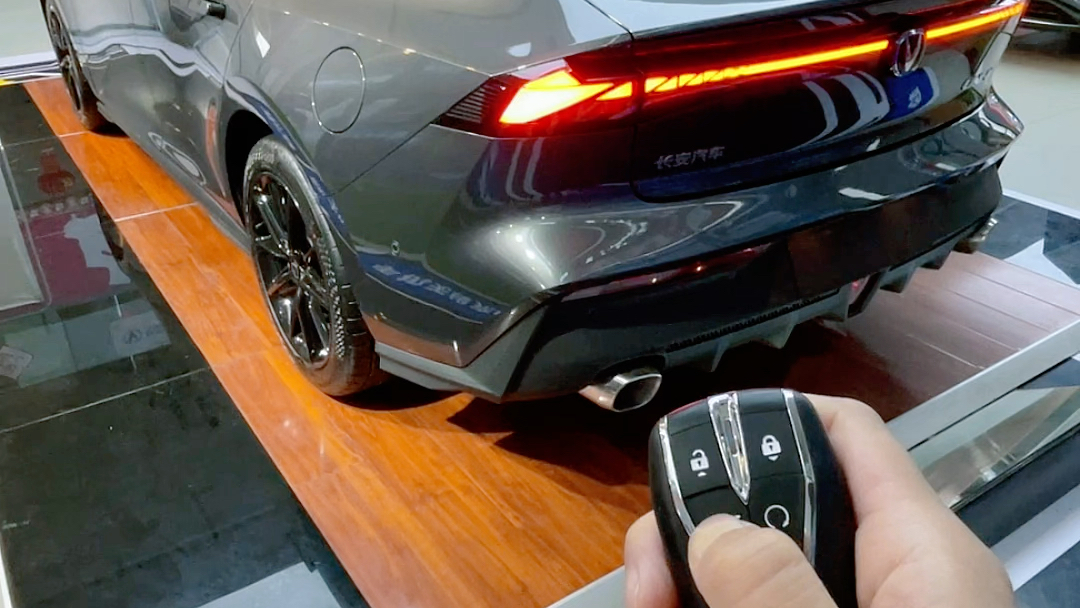 热血长安 ,一起夺冠#长安unikidd 钥匙打开尾翼