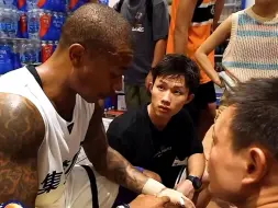 下载视频: 看来NBA球员不过如此！当NBA球员小托马斯单挑路人王大魔王陈泽文，这强度是真大，小托马斯受伤离场。