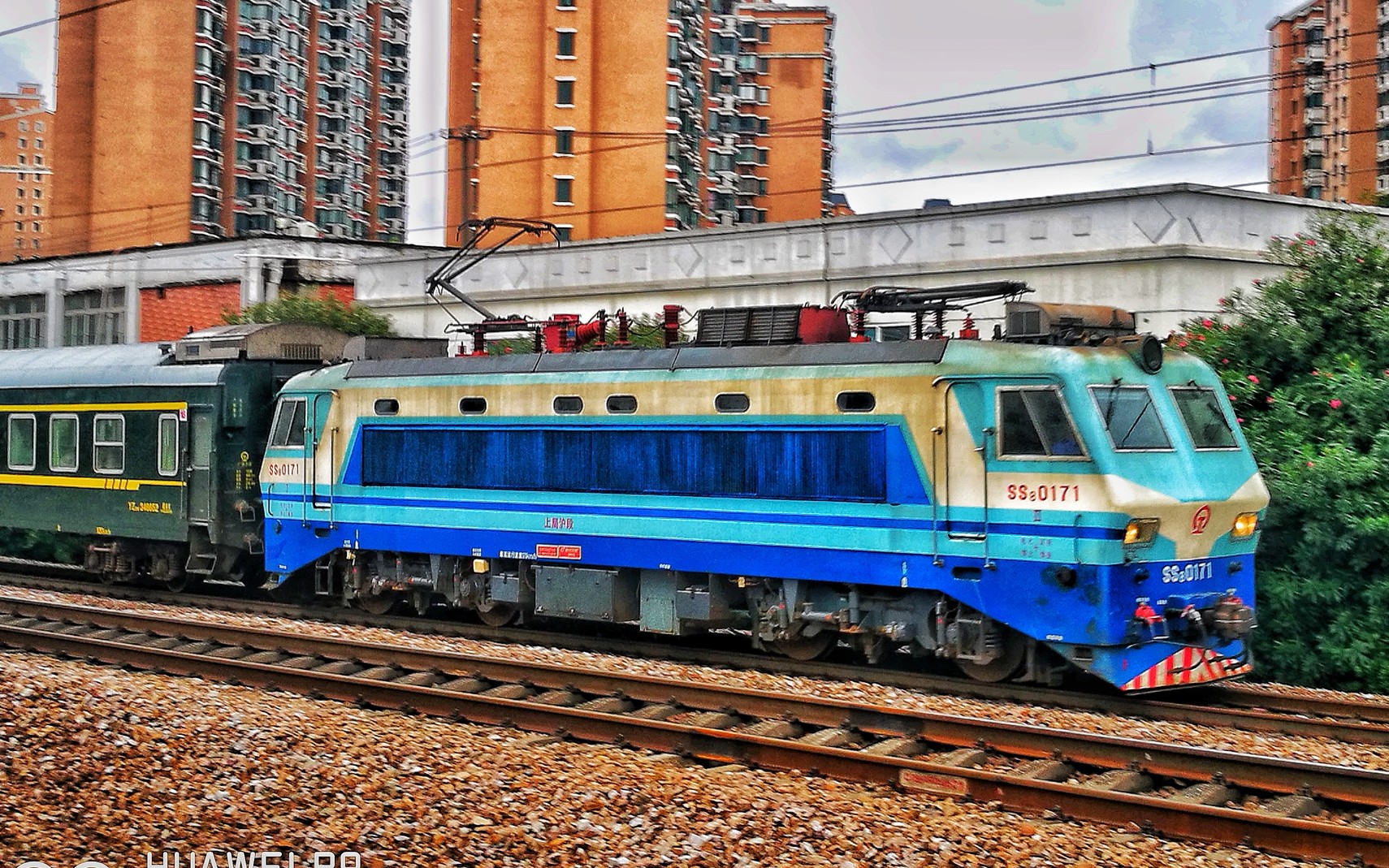 9|上局沪段ss8-0171担当k575下行方向通过莲花路地铁站