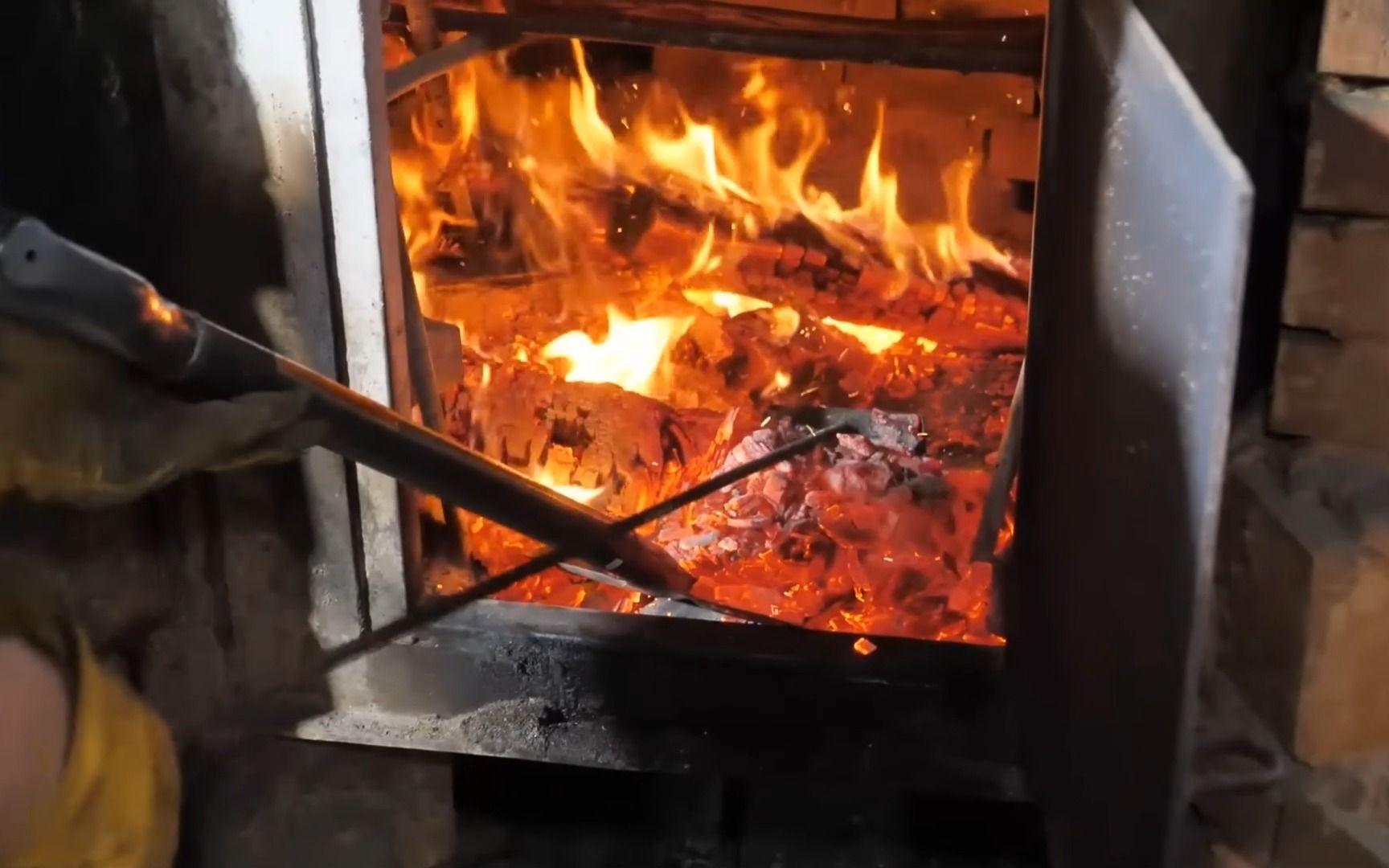 每年烧掉30吨橡木柴,在烟囱里做饭是什么情况?