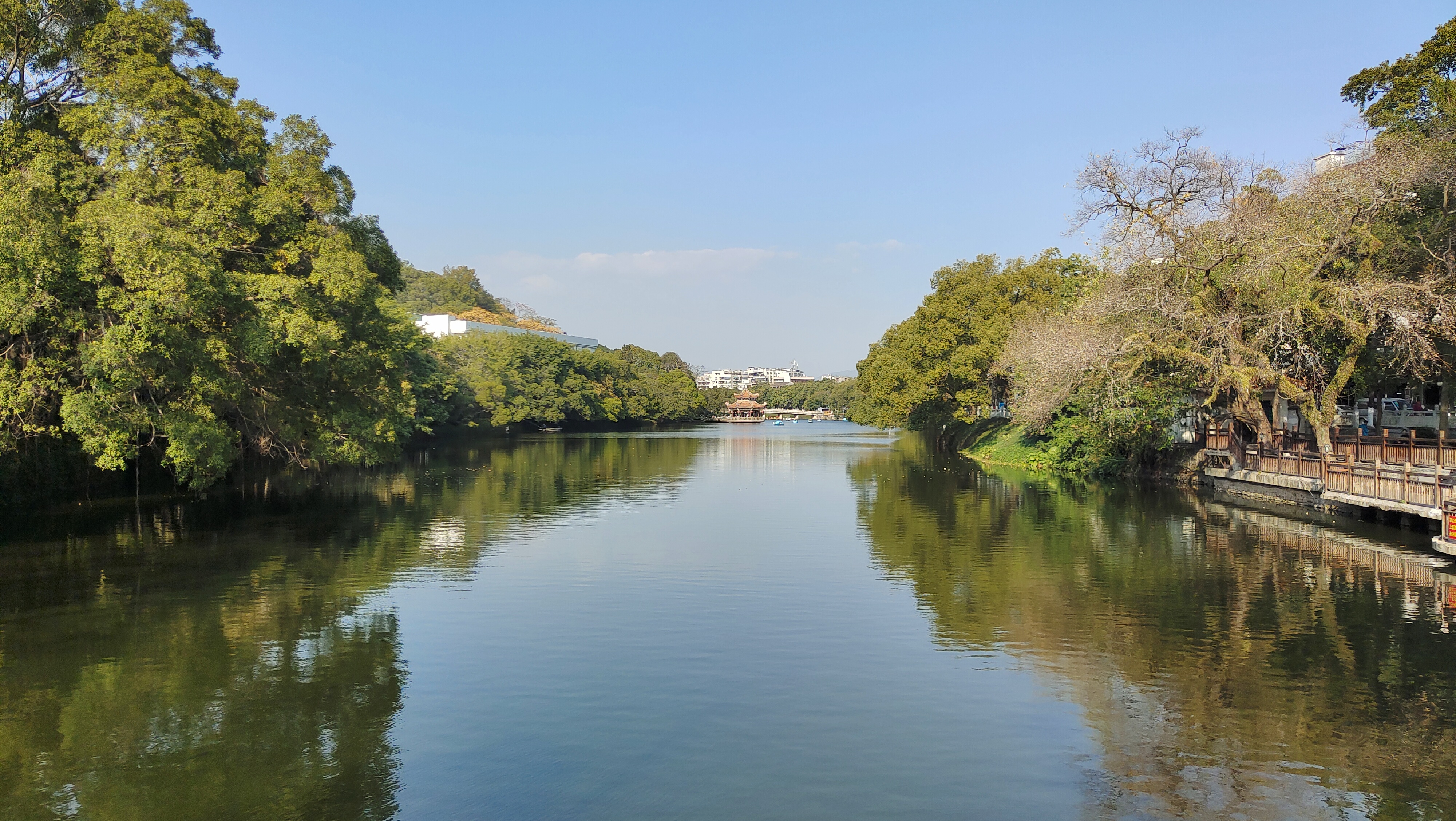 北有扬州瘦西湖,南有潮州西湖公园,山倚湖苍翠,湖傍山青黛
