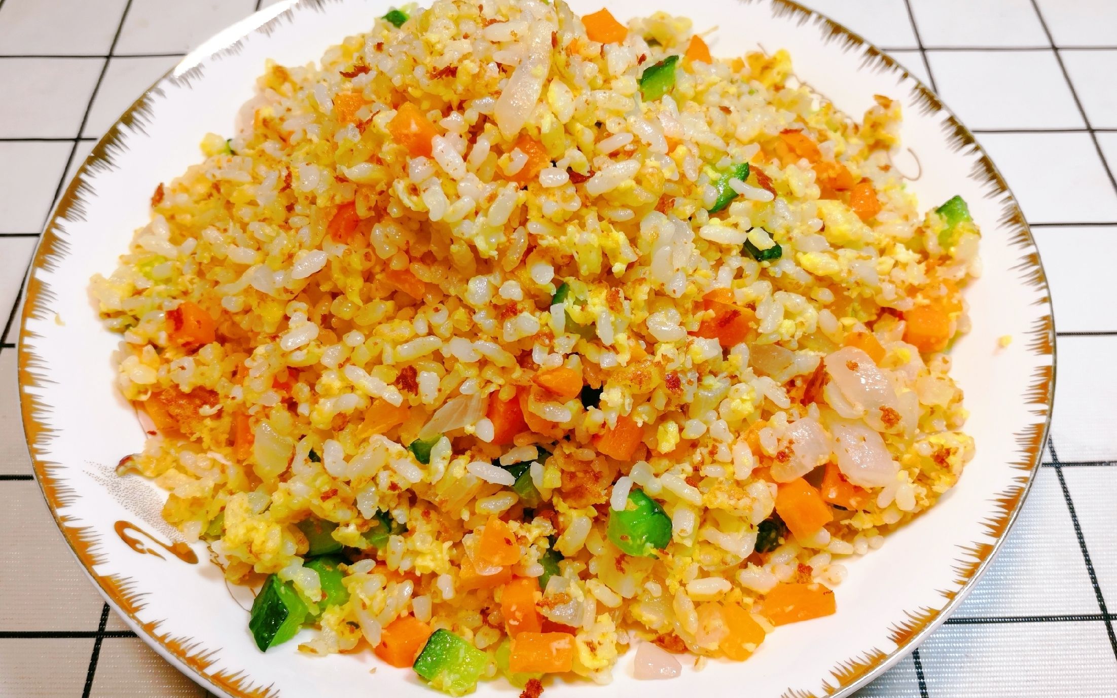 美味的黄金蛋炒饭,让剩米饭更精彩,粒粒分明吃起来太香了!