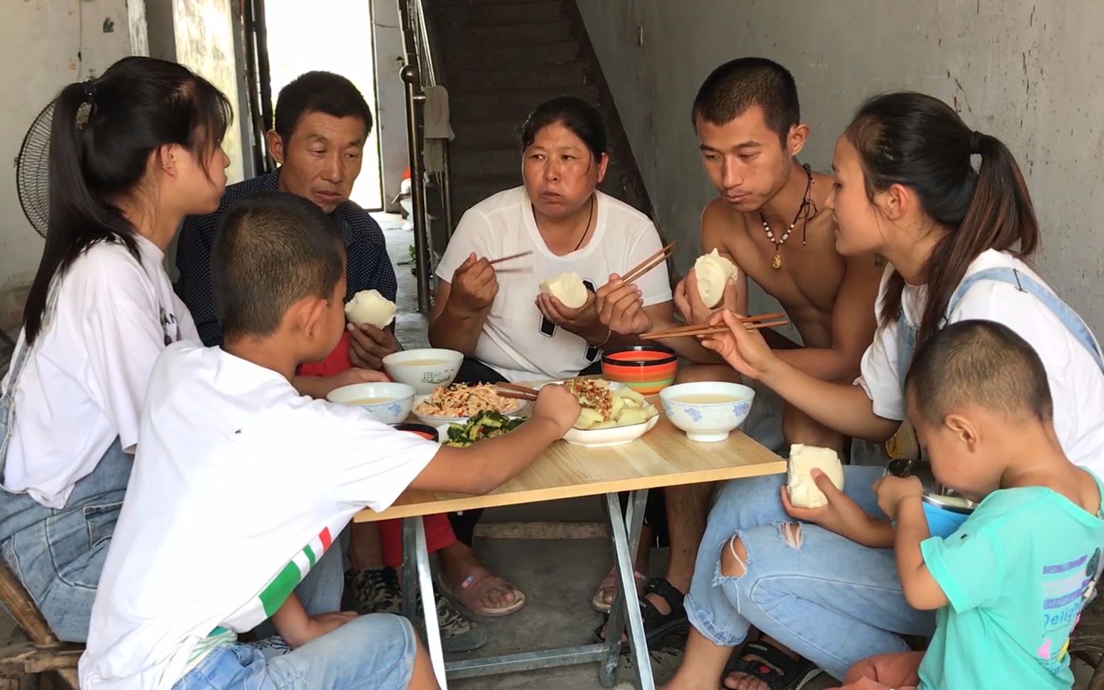 [图]农村媳妇做午饭，一桌都是凉菜，荤素都有，公爹：还是凉菜好吃