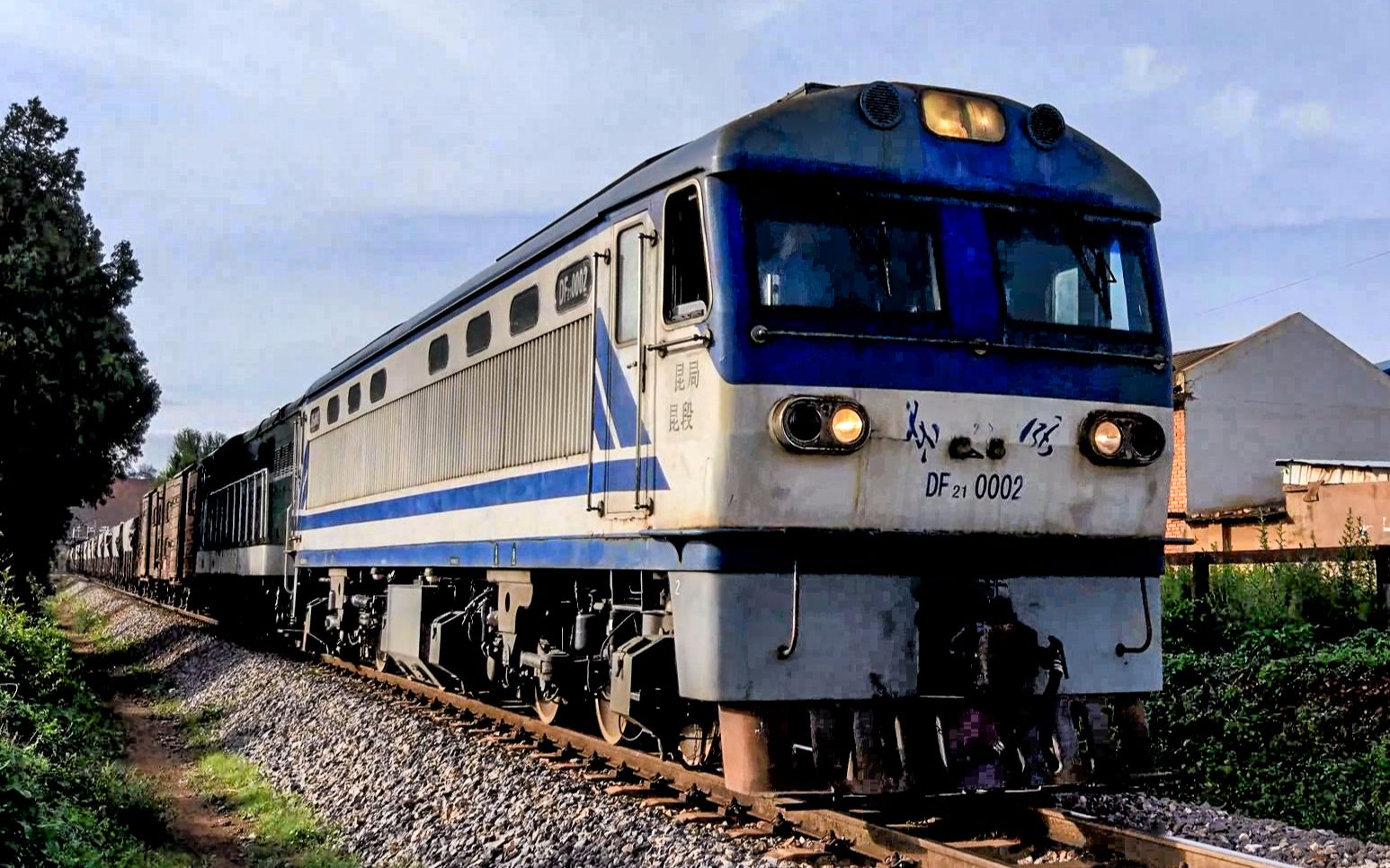 昆河线df21dfh21双机重联30002次列车王家营站接近