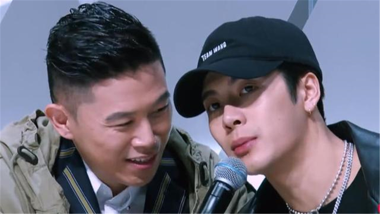 蔡徐坤台上散发魅力,引发观众尖叫连连,王嘉尔我想get同款_哔哩哔哩