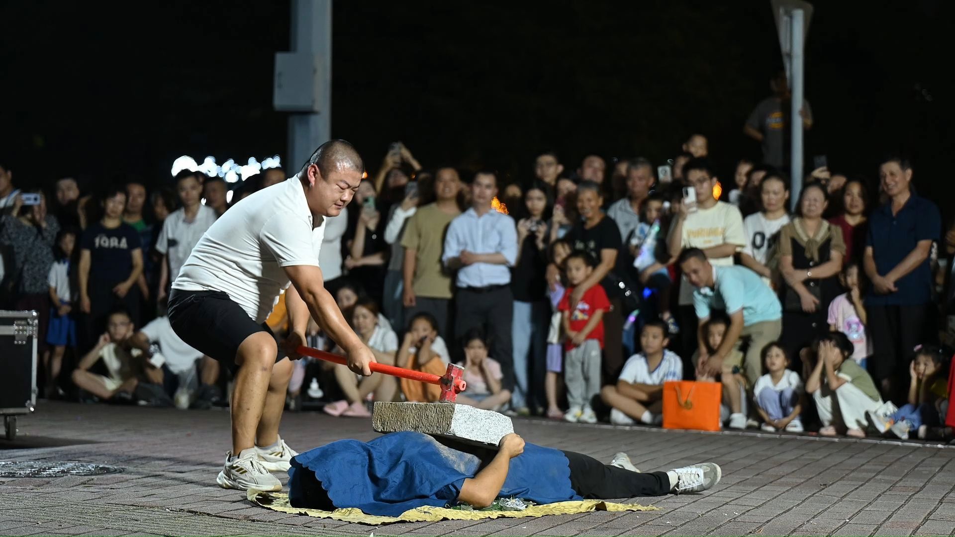 传统杂技胸口碎大石