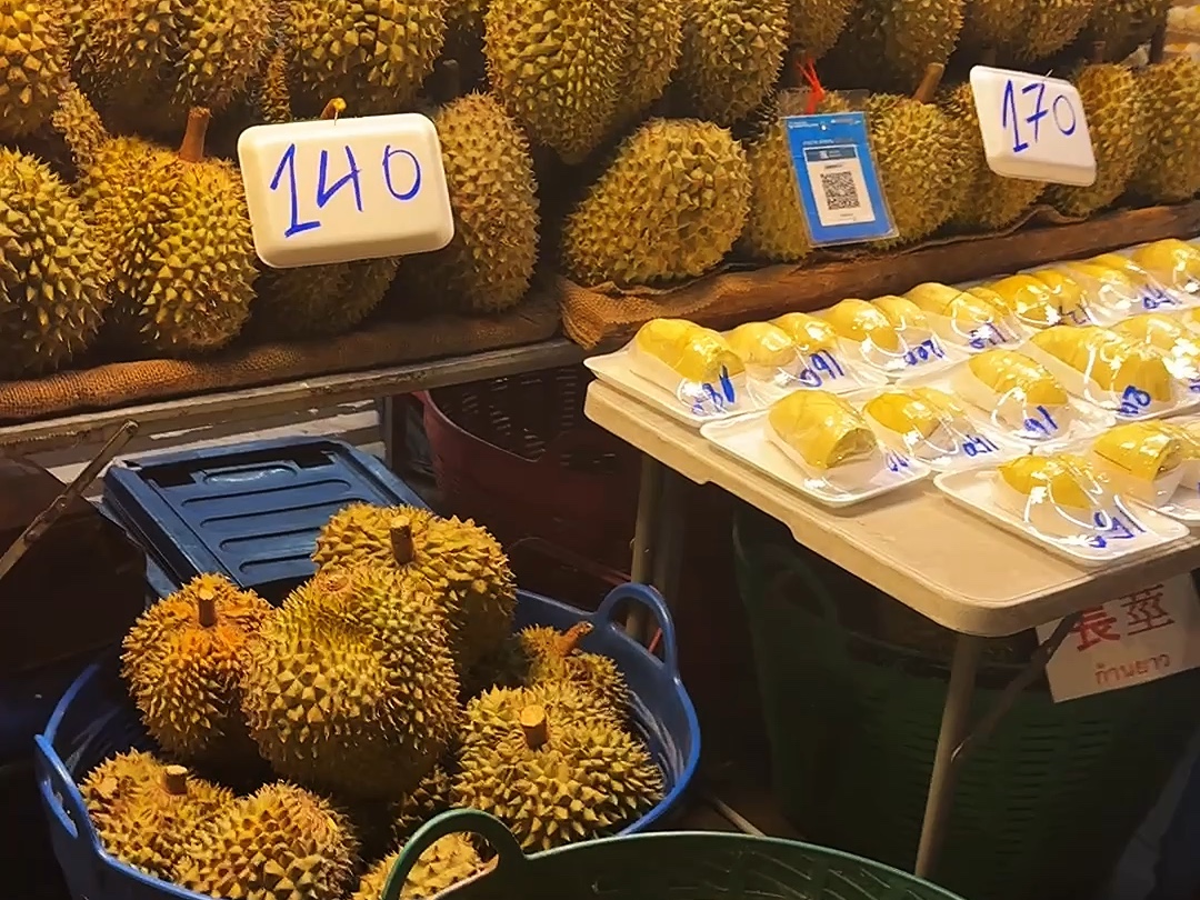 泰国榴莲街每百步一个摊位