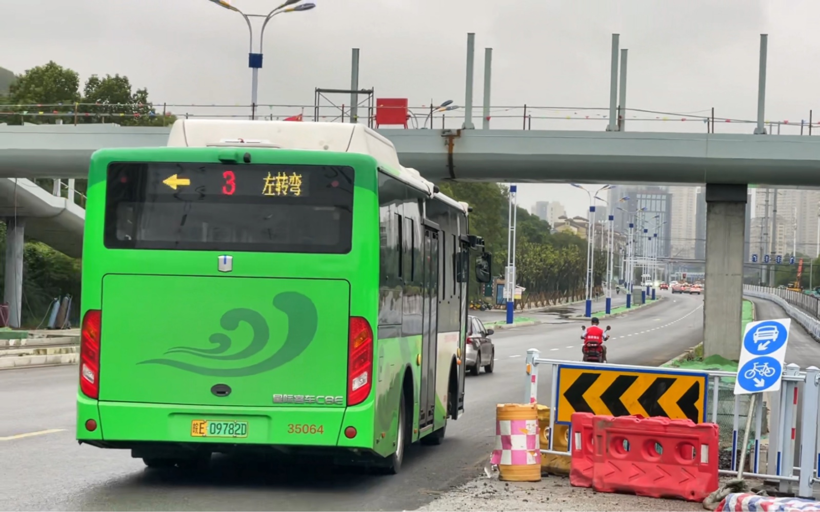 关注马鞍山大学城人行天桥和雨山东路(马向路)改造工程进展:2023.9.13.哔哩哔哩bilibili