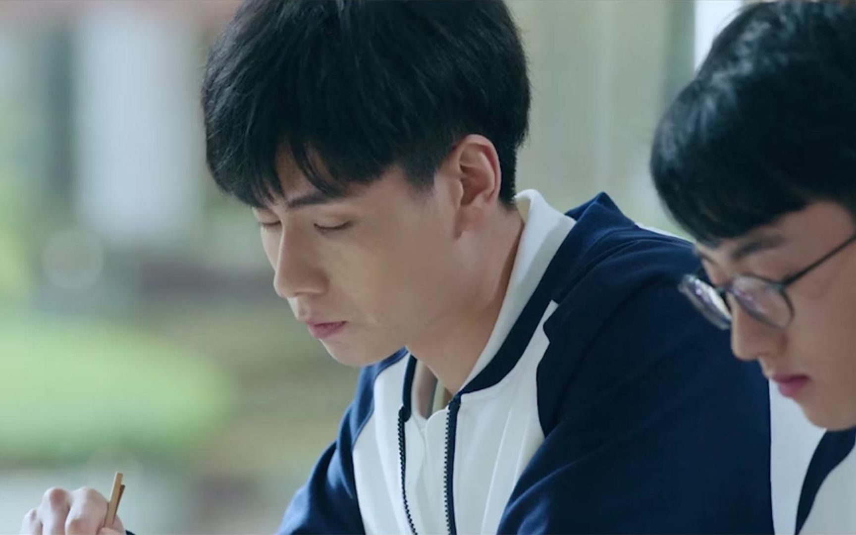 瞧瞧江辰吃醋的小表情,咬牙切齿都用上,醋王实锤了!