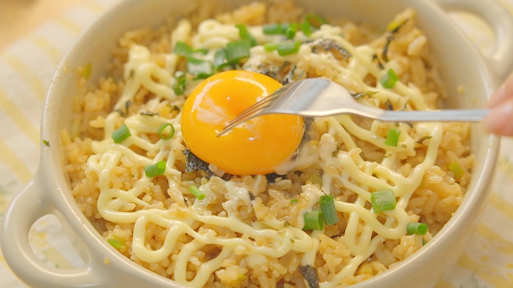 蛋黄酱葱香拌饭 酱香浓郁 5分钟搞定