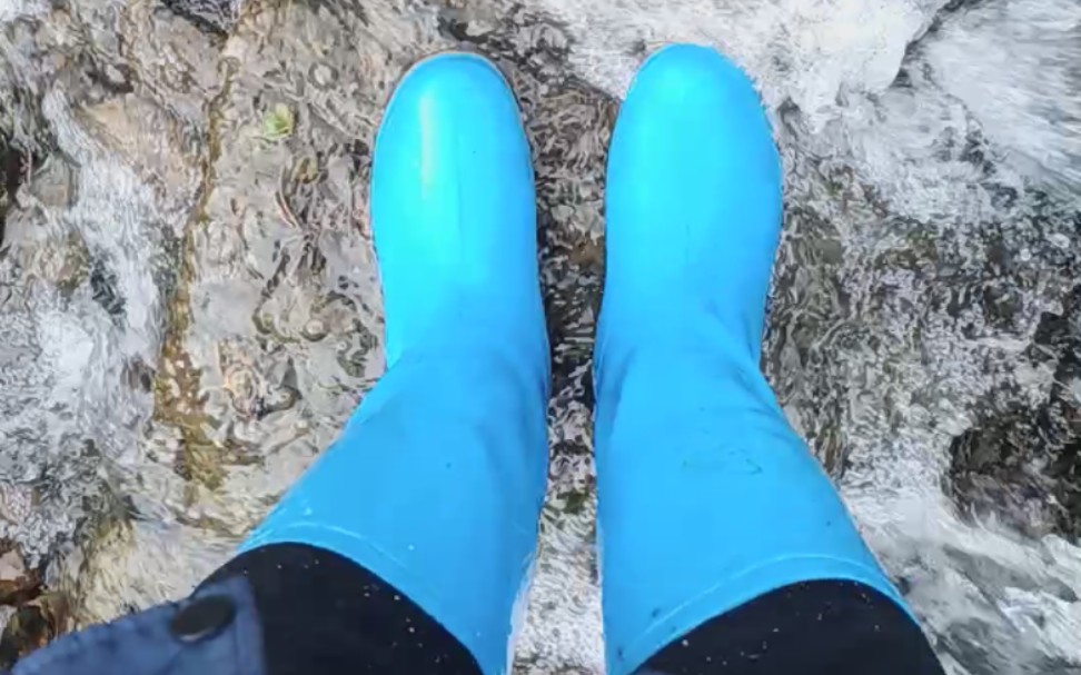 雨靴踩泥水