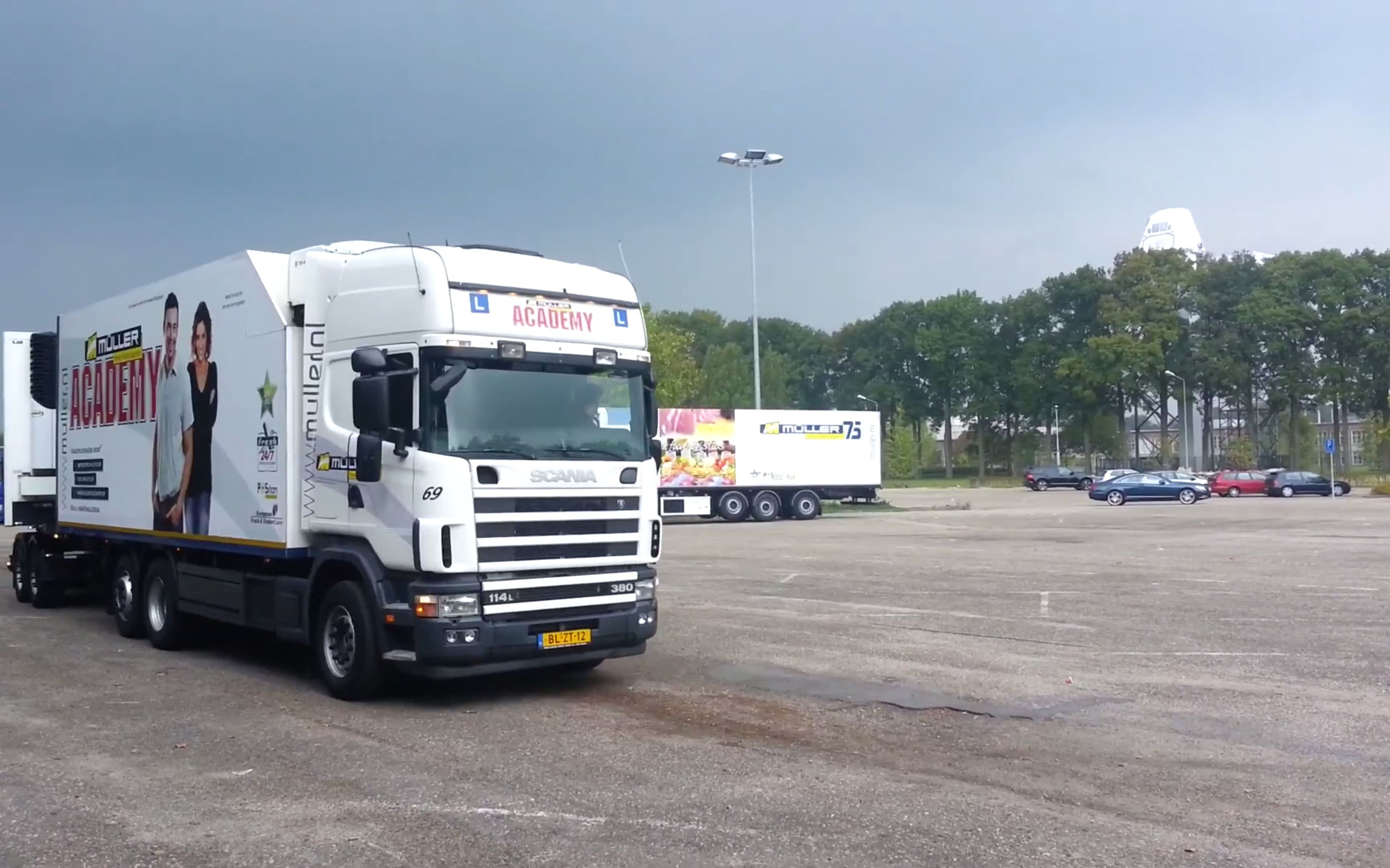 斯堪尼亚r124载货车牵引超长全挂车,全长大约55米_哔哩哔哩_bilibili