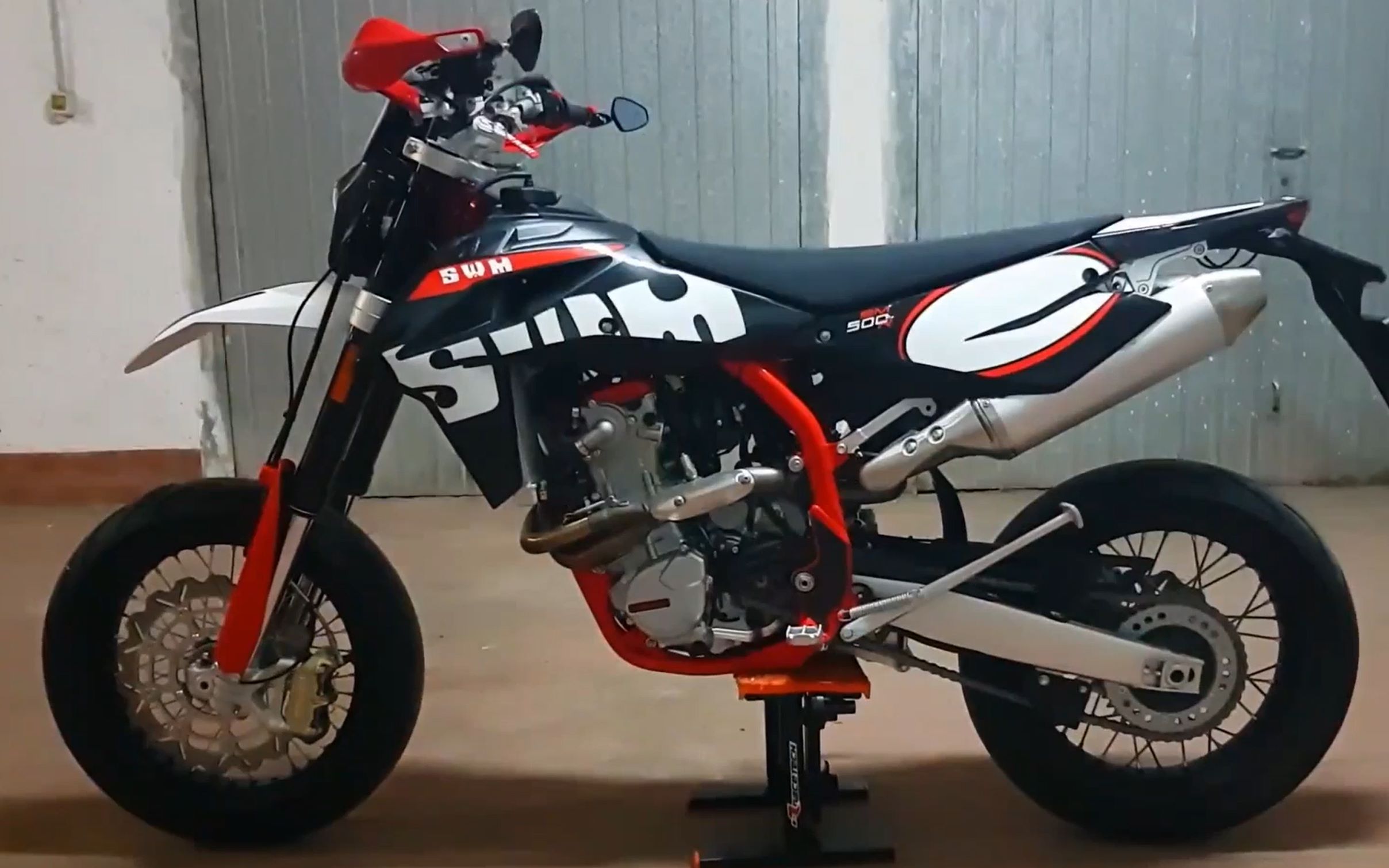 swm sm500r 滑胎supermoto第一视角排气声浪集锦_哔哩哔哩_bilibili