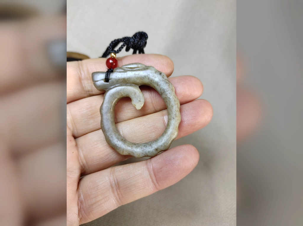 战汉和田青玉螭龙形玉环,玉质细腻温润,雕工精湛,品相接近完美,开门老