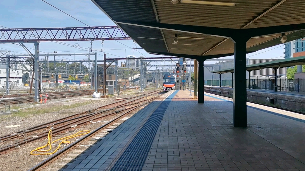 新州城际铁路新城际列车d set悉尼中央站3站台进站