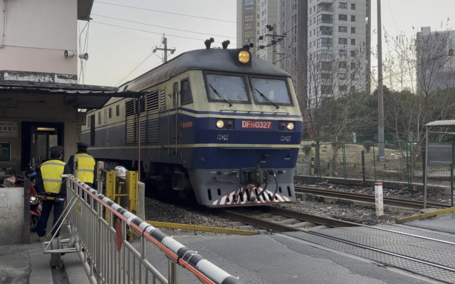 【宁芜线】南局鹰段df110327牵引t151通过宁芜铁路长虹路道口