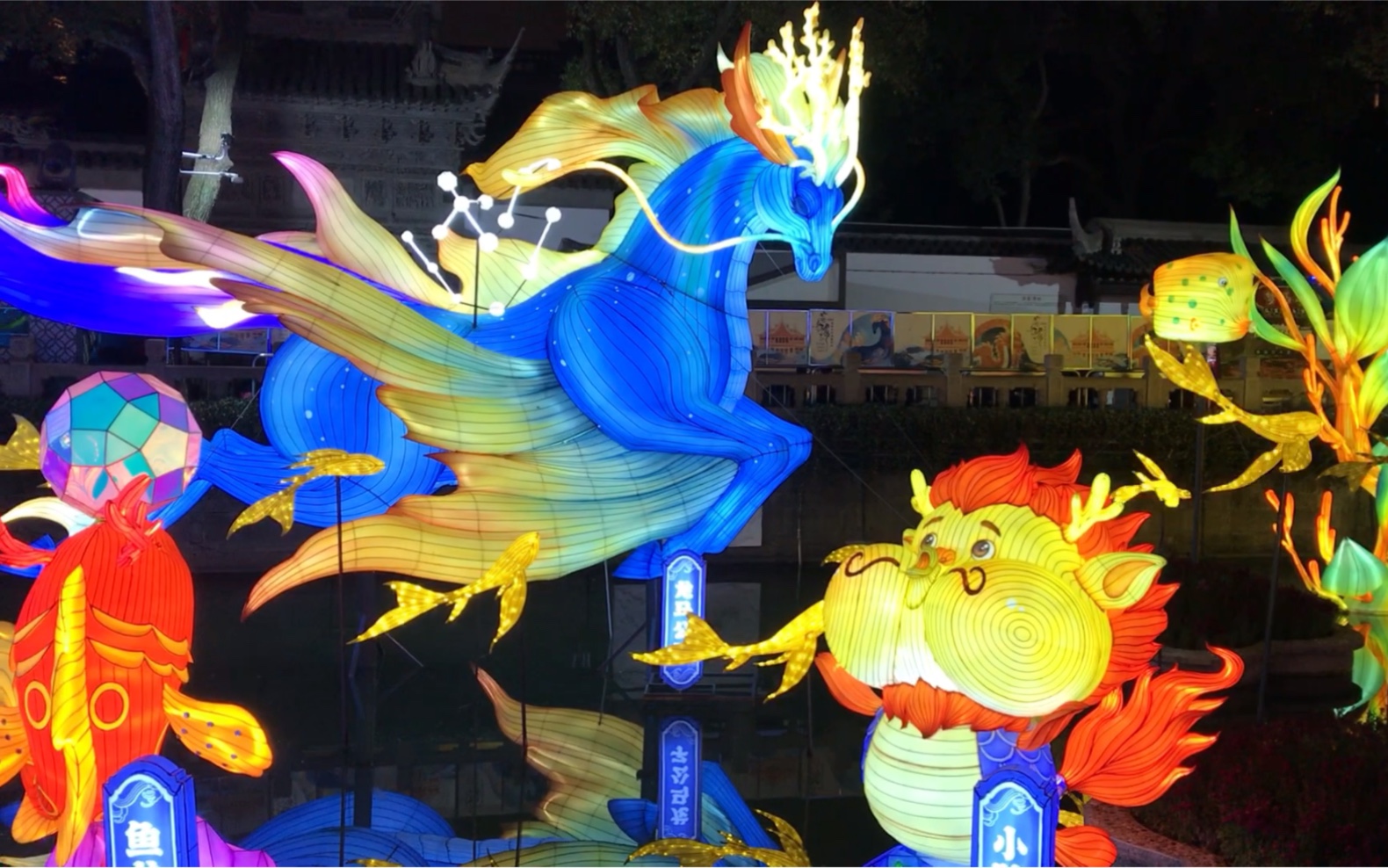 豫园灯会之三:宝马雕车香满路