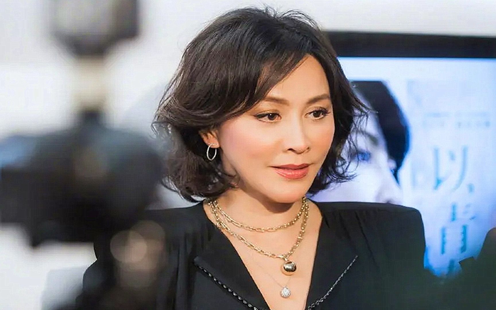 58岁刘嘉玲多敢穿?穿透视礼服裙参加活动,下半身让人脸红!