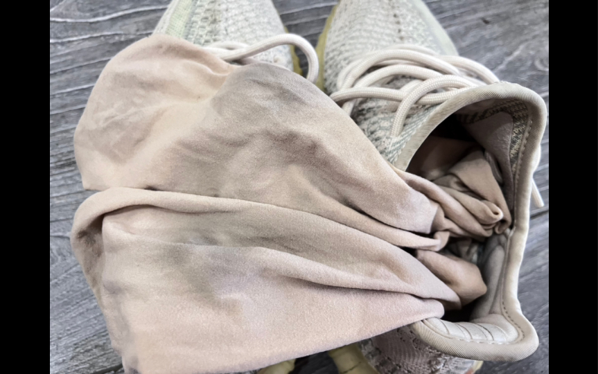 某主播因买不起新袜子 只能穿脏脏的旧袜子