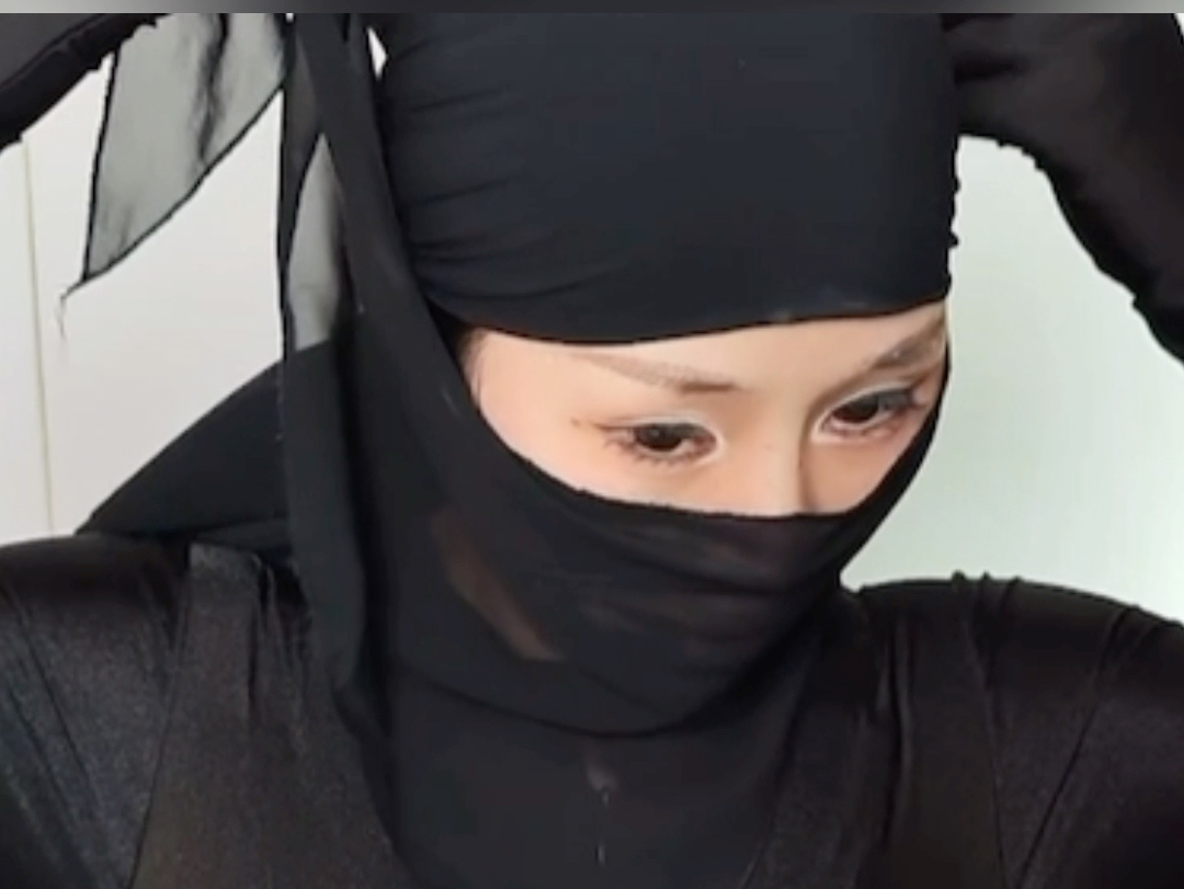 蒙面女又要干嘛呢?