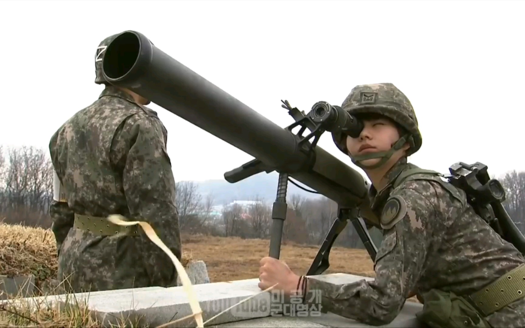 韩国女中士发射 90 毫米无后坐力步枪_哔哩哔哩_bilibili