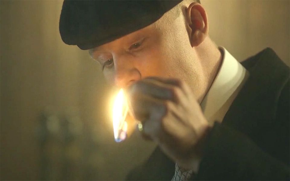 伦敦上空的雾是剃刀党吐出的烟,谢尔比家族的血液里流淌着威士忌,致敬