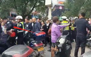 Télécharger la video: 湖南永州：身穿警察制服男子猛踹倒地男子，当地正调查