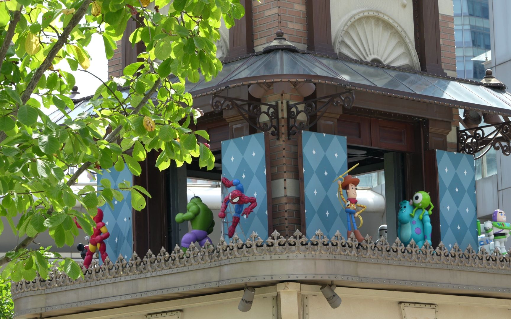 上海迪士尼旗舰店钟楼整点敲钟表演