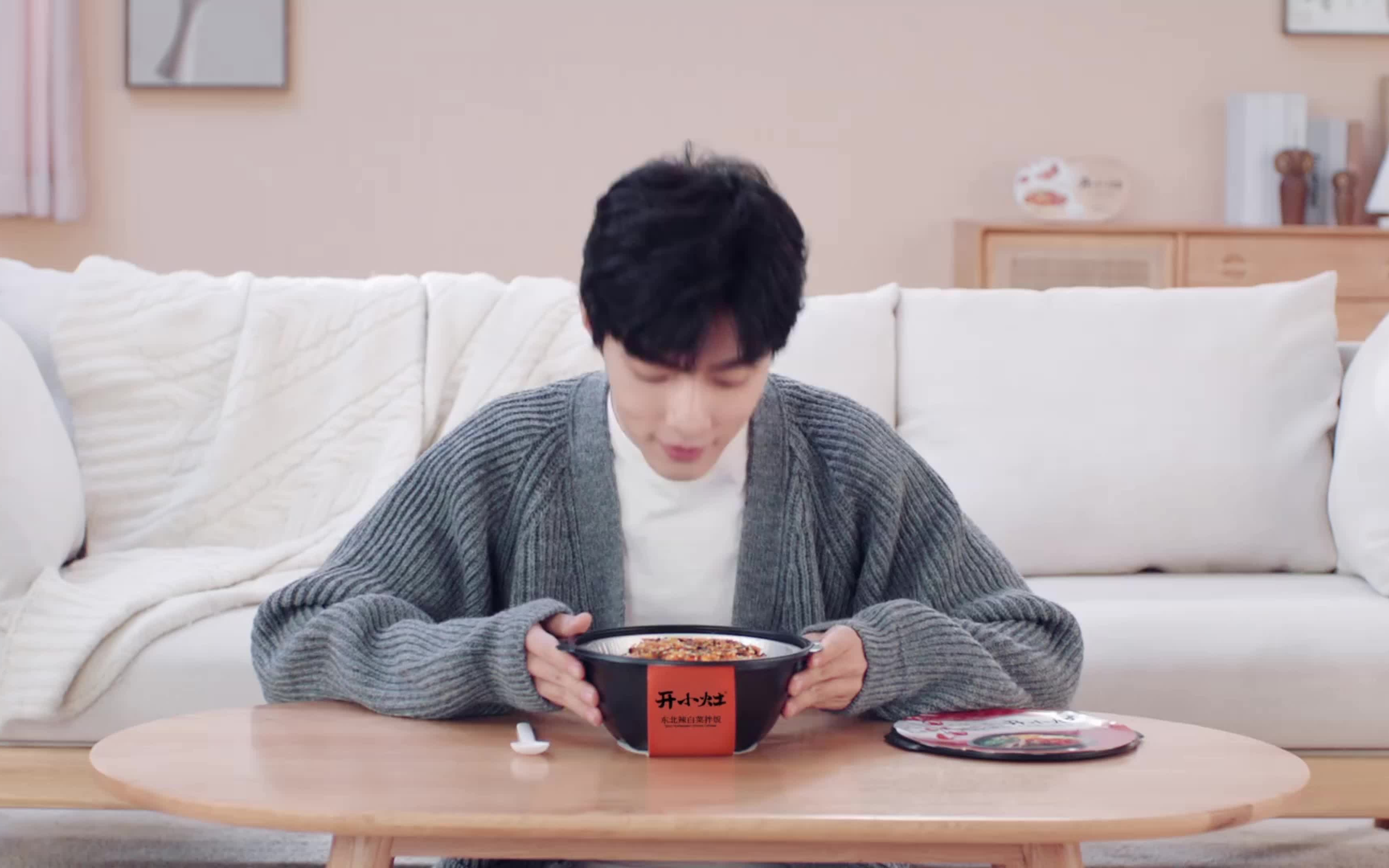 肖战一口拌饭一口肉吃得碗都不肯丢和小灶一起做个快乐的干饭人呐