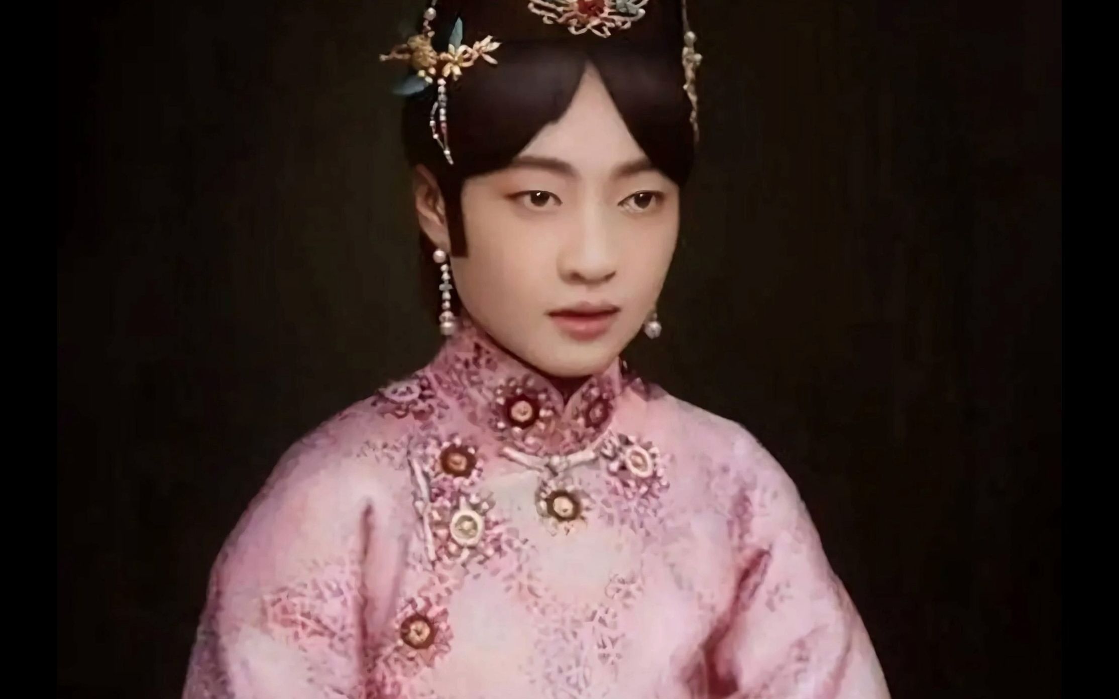 真实的美女皇后婉容:无性婚姻,私通2个侍卫并怀孕,40岁惨死