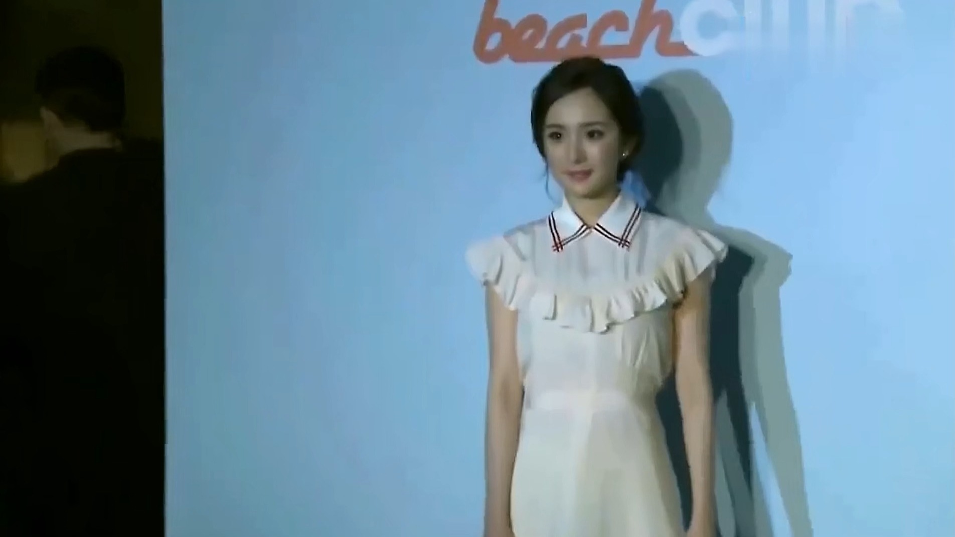 恋情被实锤!杨幂魏大勋穿情侣装同回酒店 飞上海陪男方甜蜜庆生