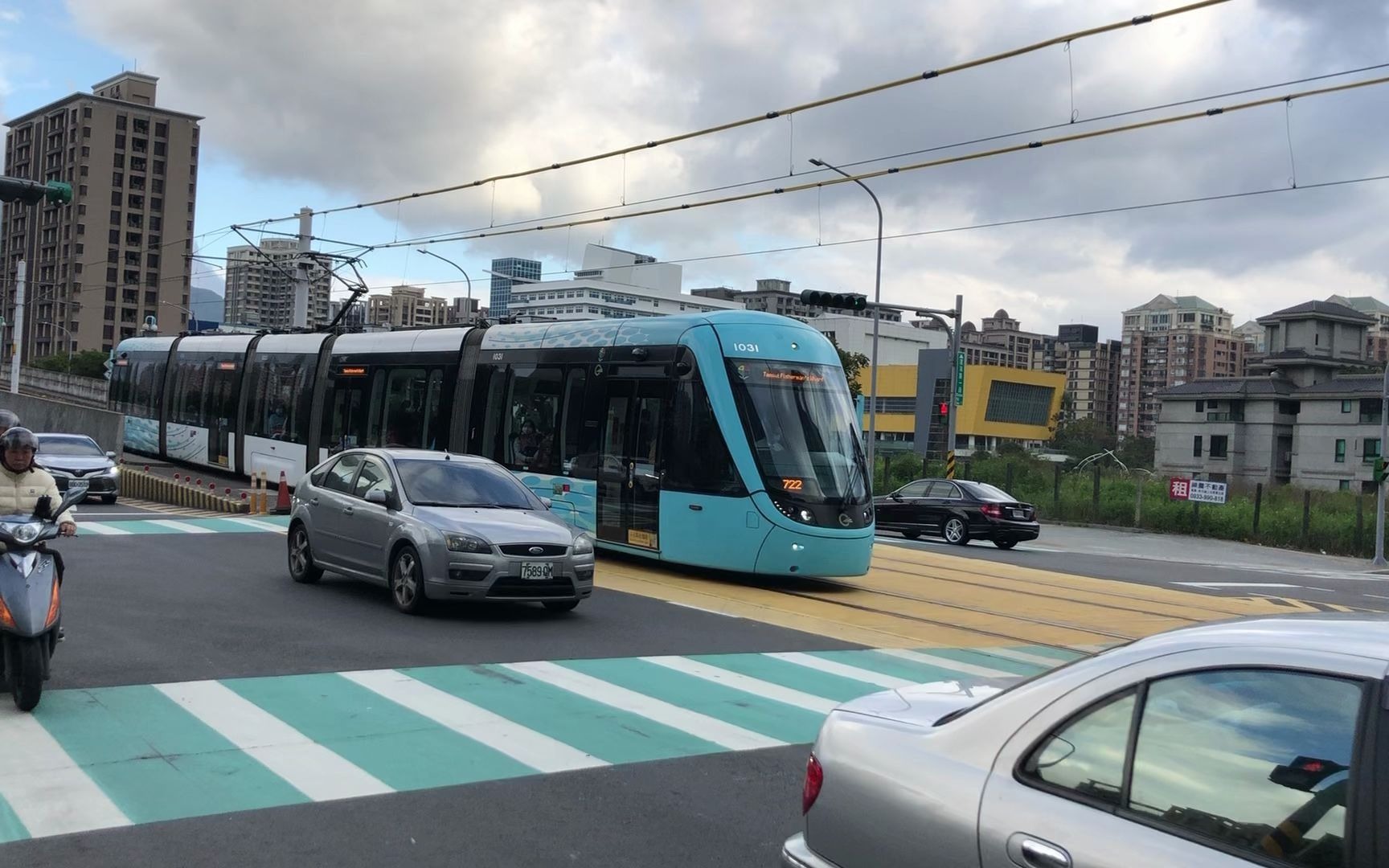 新北捷运 淡海轻轨 绿山线 列车高架转换至平面 有轨电车 台湾 台北