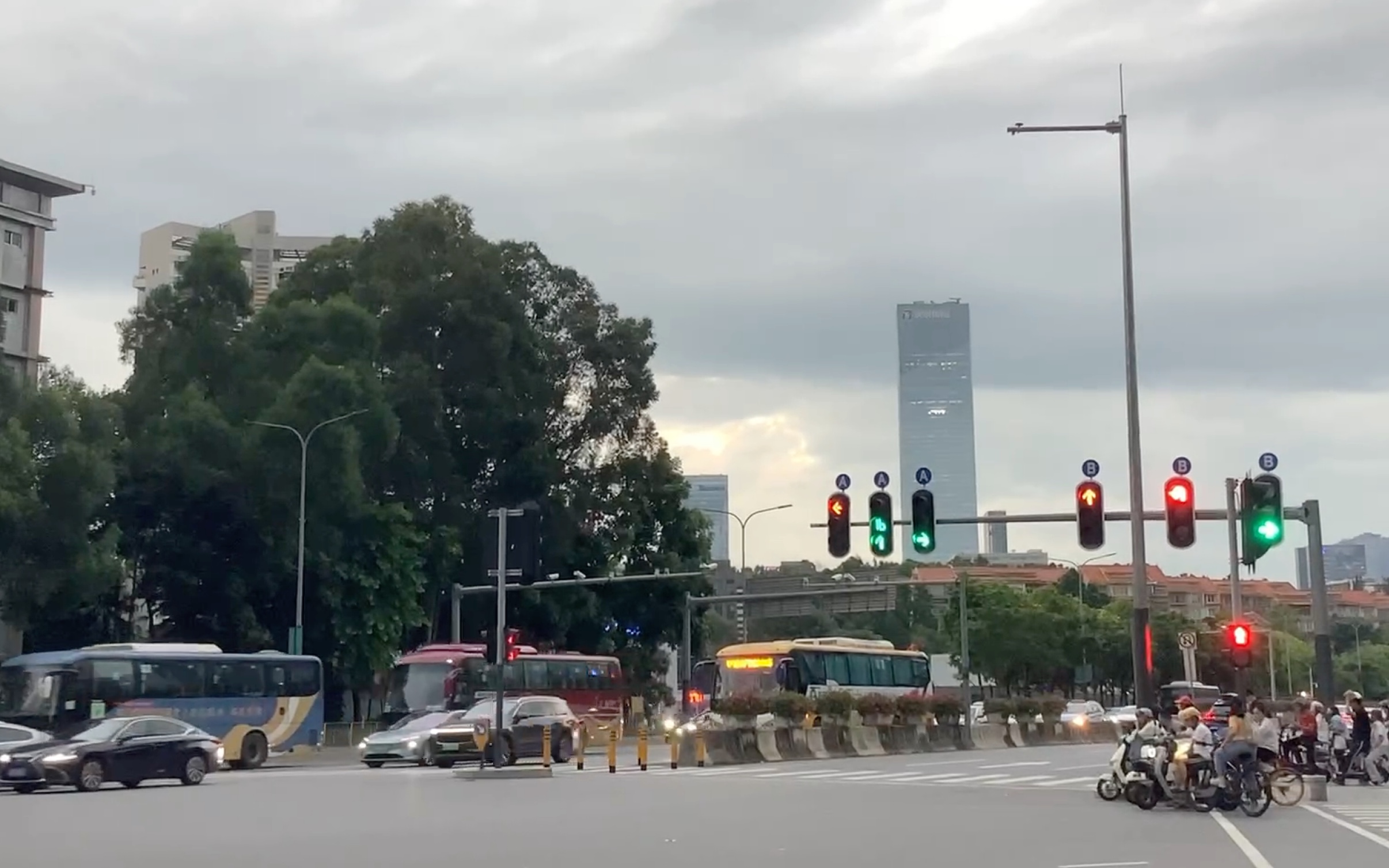 “四条路交汇路口,复杂的红绿灯”【深圳交通】深圳后海大道、白石路、学府路和高新南十道路口「车流观察」哔哩哔哩bilibili