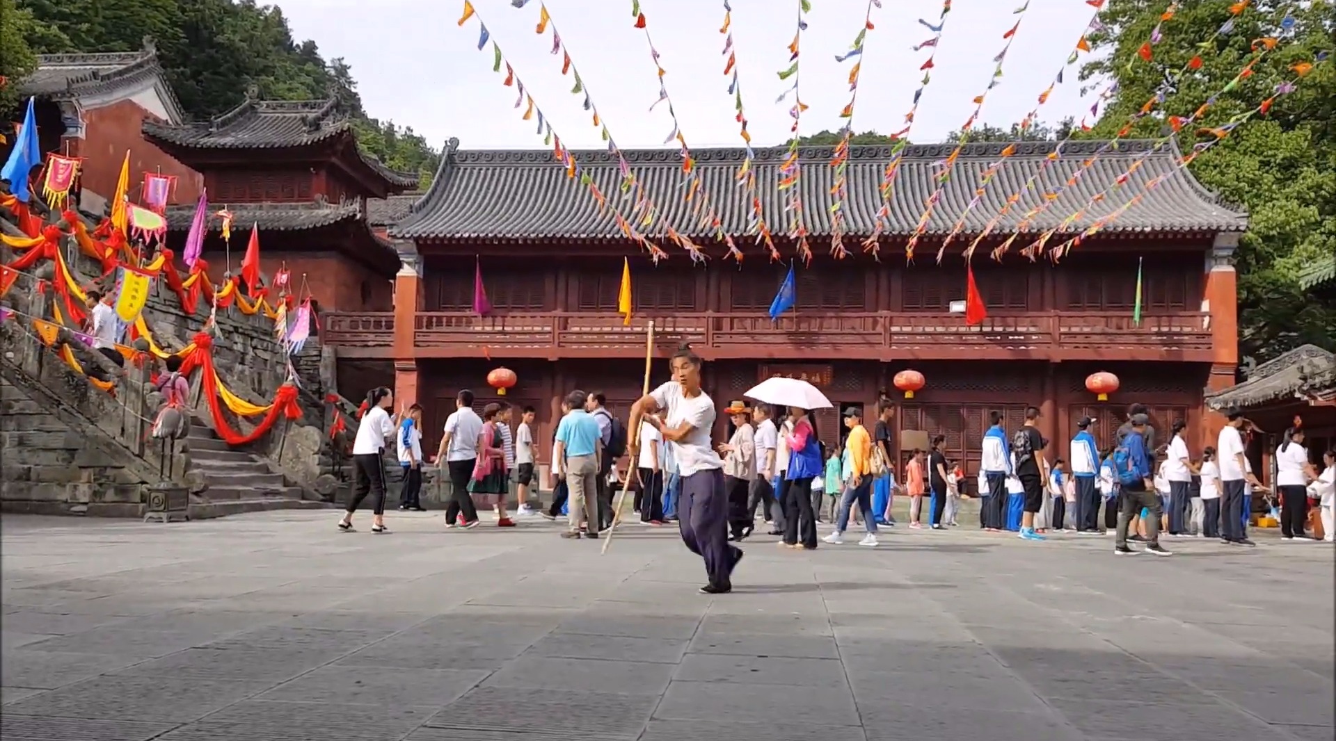 [图]武当偶遇一场功夫表演，八仙观棍法让游客看的忘记了天热