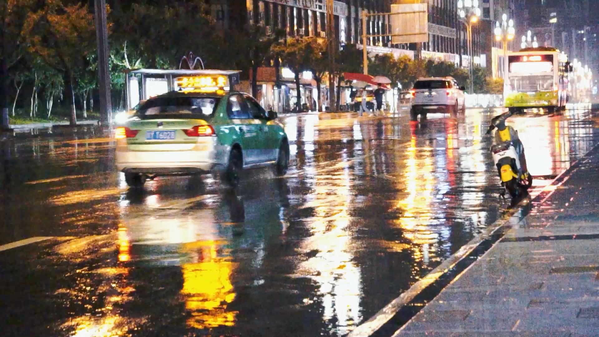 城市街道的雨景 路灯下车流 夜景emo文案 视频素材 