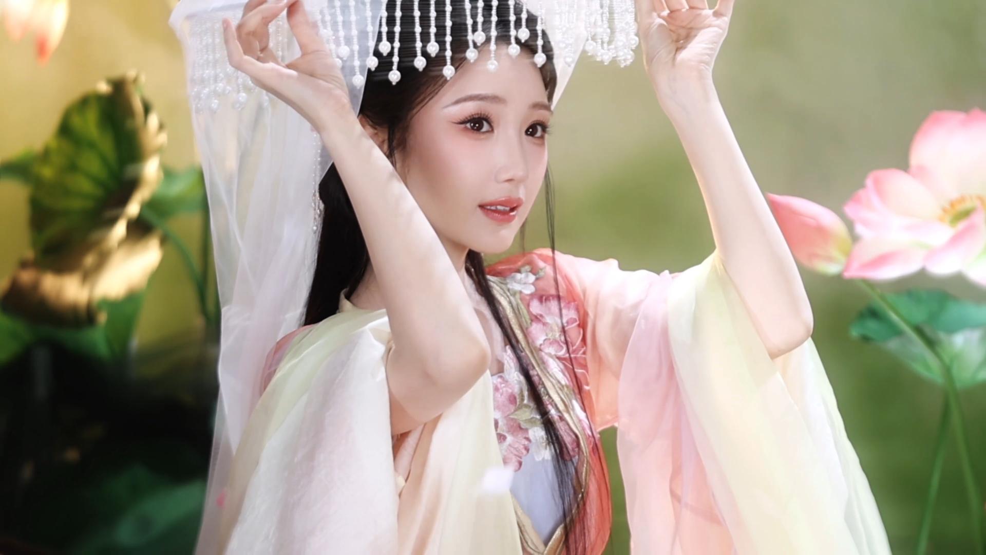 毛晓彤丨𝐏𝐚𝐫𝐭𝟒醉卧 误入清风画卷，卧倒在一池荷香里🍃