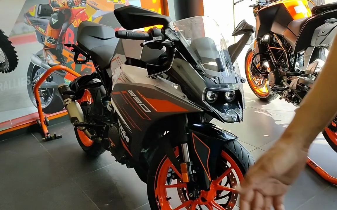 国外ktm 2021 rc390店内实拍