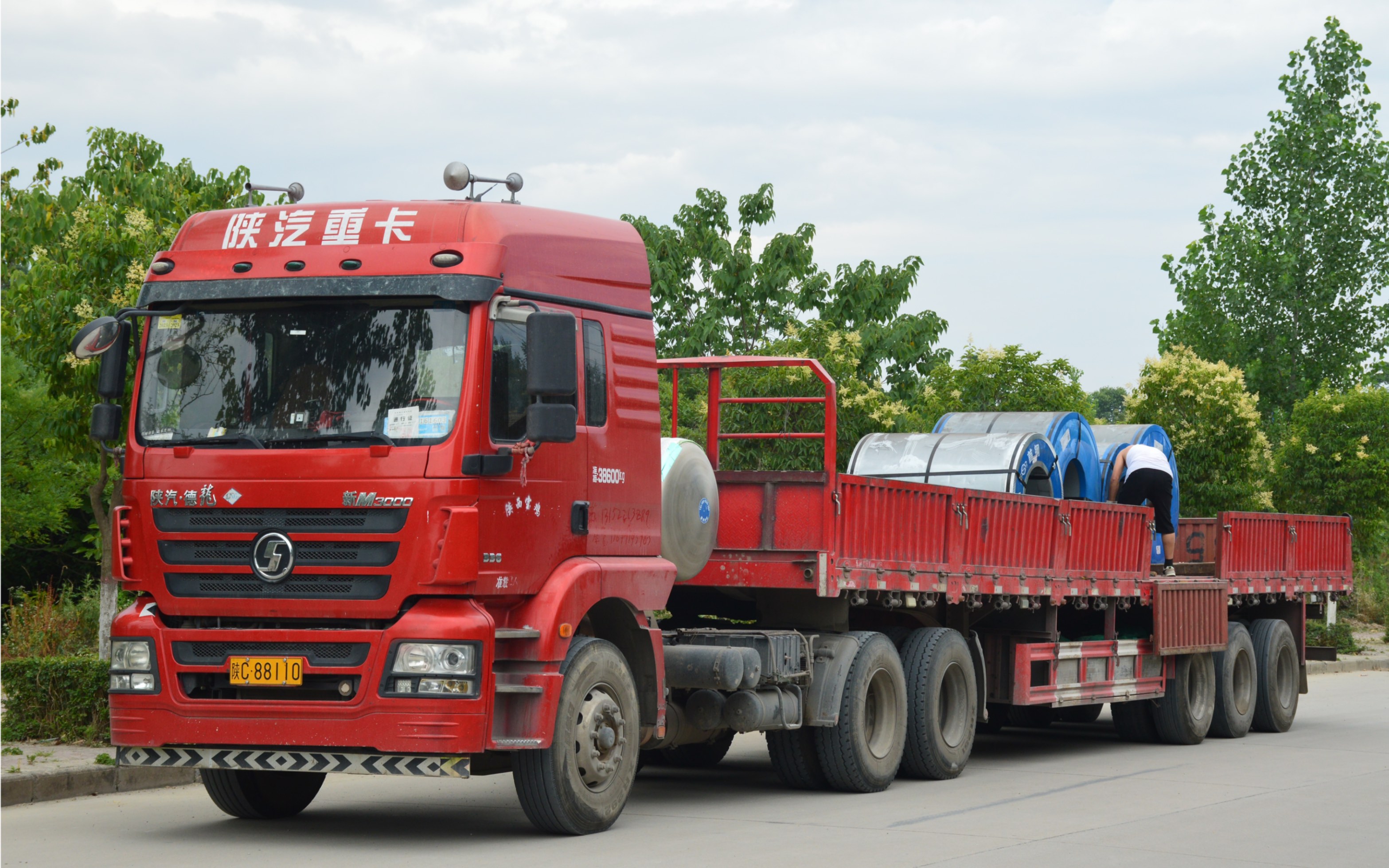 陕汽德龙新m3000 336马力lng半挂车运输钢卷发动出发