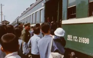 Tải video: 1970年的北京丰台站，蒸汽机拉着21型硬座火车进站