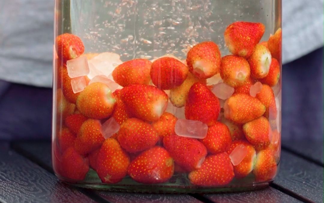 任意门黄小姐用草莓泡酒真的是好喝极了