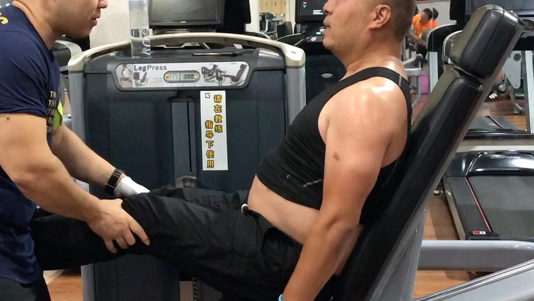 张大哥带妹子9月6日下午4点腿肩膀训练,还好